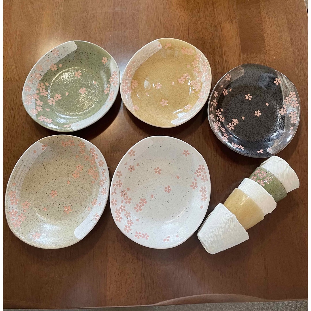 【新品未使用】お皿 カップ セット 5色 桜柄 インテリア/住まい/日用品のキッチン/食器(食器)の商品写真