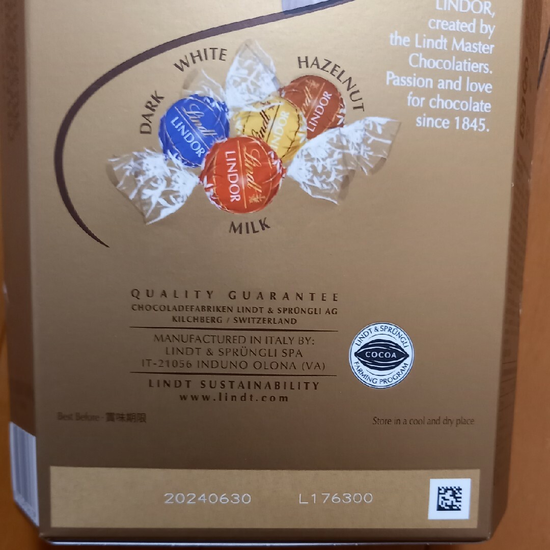 Lindt(リンツ)のリンツリンドールチョコレート　ゴールド　１箱　コストコ 食品/飲料/酒の食品(菓子/デザート)の商品写真