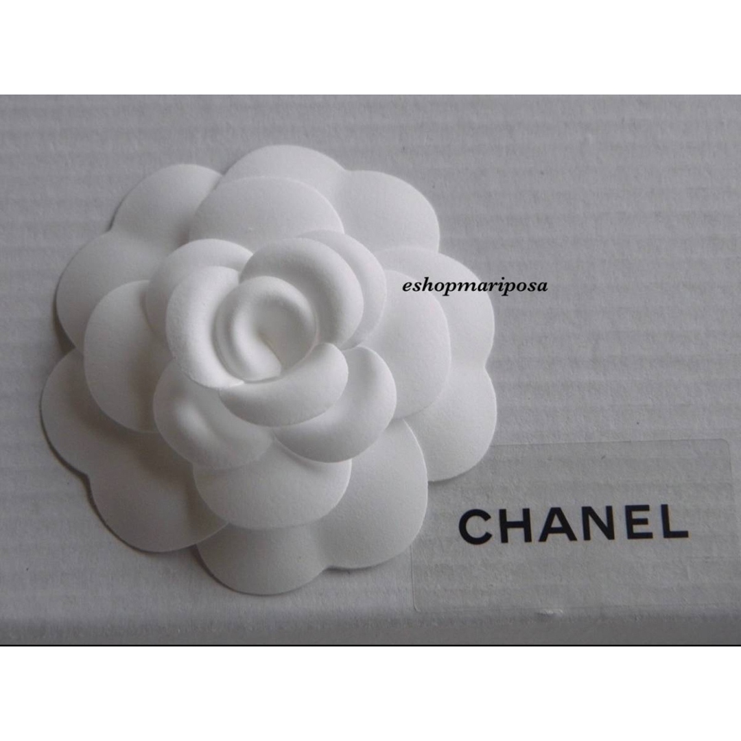 CHANEL(シャネル)のシャネル 2個 立体カメリア 白 3D ステッカー 定番 シール付き コサージュ インテリア/住まい/日用品のオフィス用品(ラッピング/包装)の商品写真