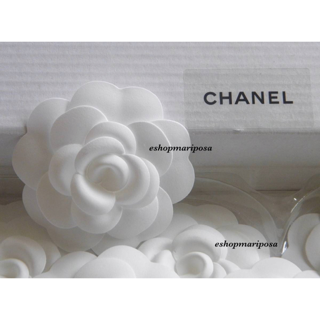 CHANEL(シャネル)のシャネル 2個 立体カメリア 白 3D ステッカー 定番 シール付き コサージュ インテリア/住まい/日用品のオフィス用品(ラッピング/包装)の商品写真