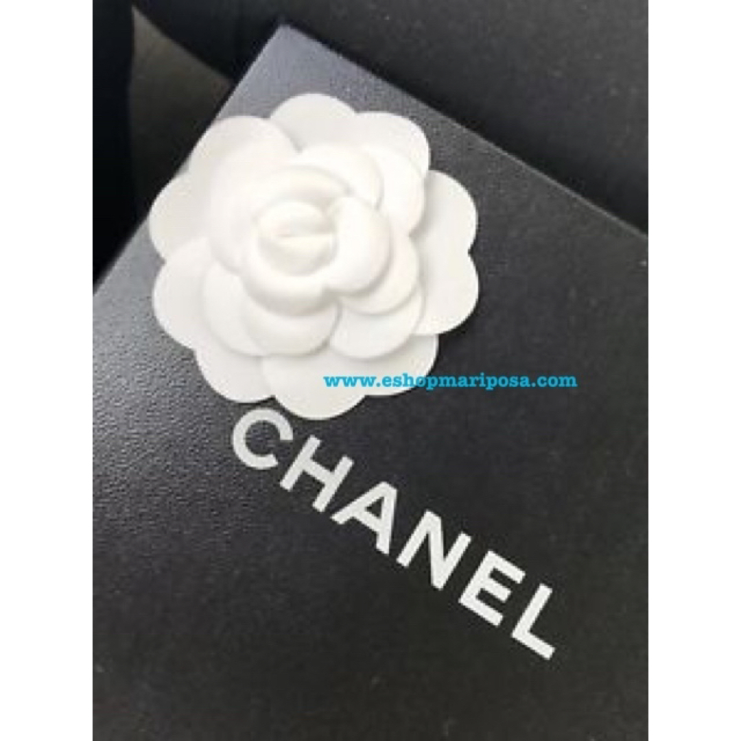 CHANEL(シャネル)のシャネル 2個 立体カメリア 白 3D ステッカー 定番 シール付き コサージュ インテリア/住まい/日用品のオフィス用品(ラッピング/包装)の商品写真