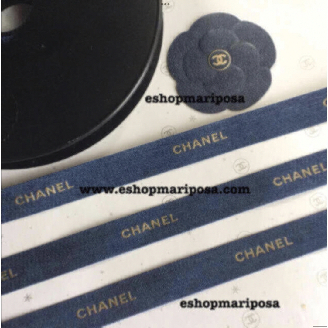 CHANEL(シャネル)のシャネルリボン🎀 デニム柄 2m ブルー地にゴールドロゴ入り デニム x 金色 インテリア/住まい/日用品のオフィス用品(ラッピング/包装)の商品写真