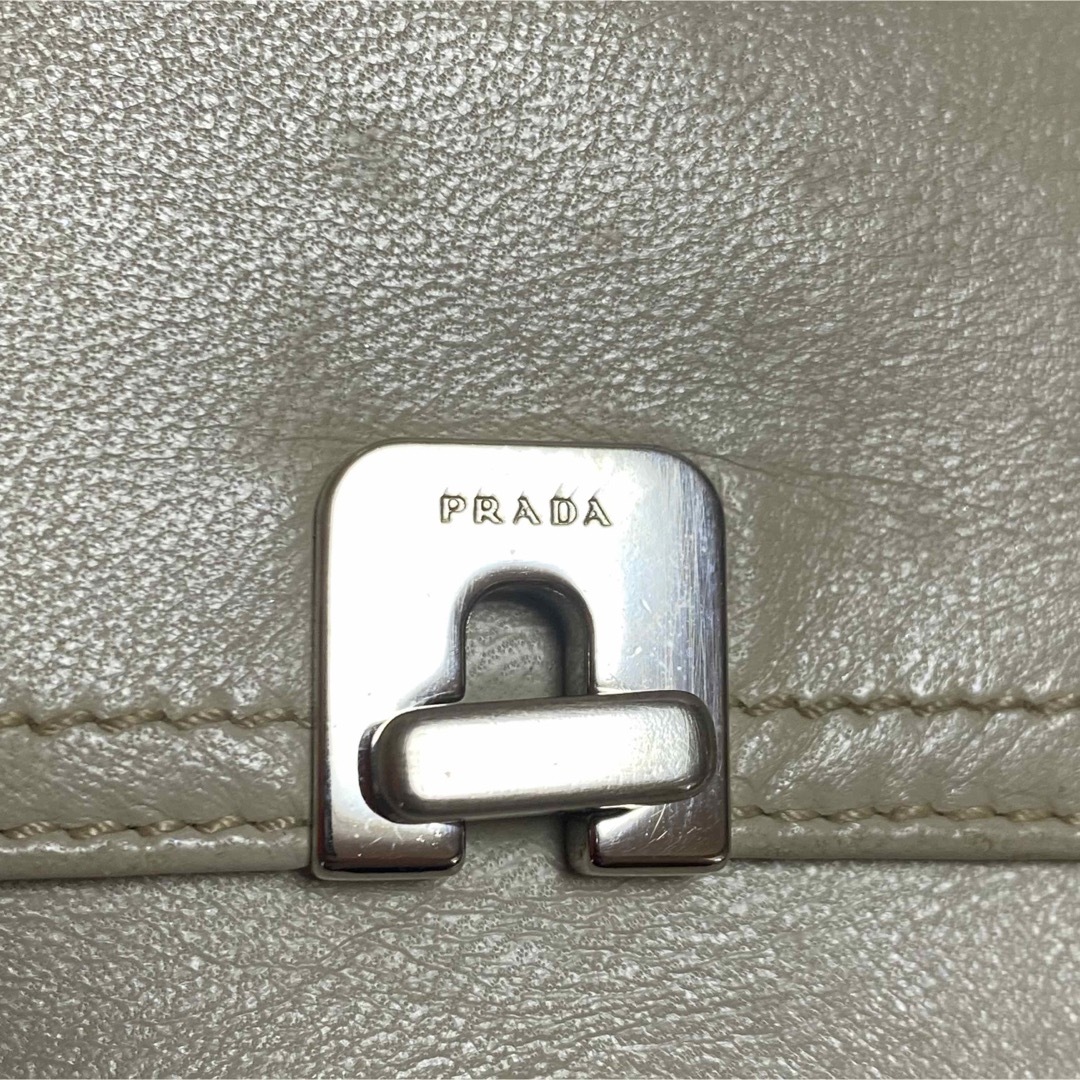 PRADA プラダ 折り財布 ターンロック 本革 ベージュ 2