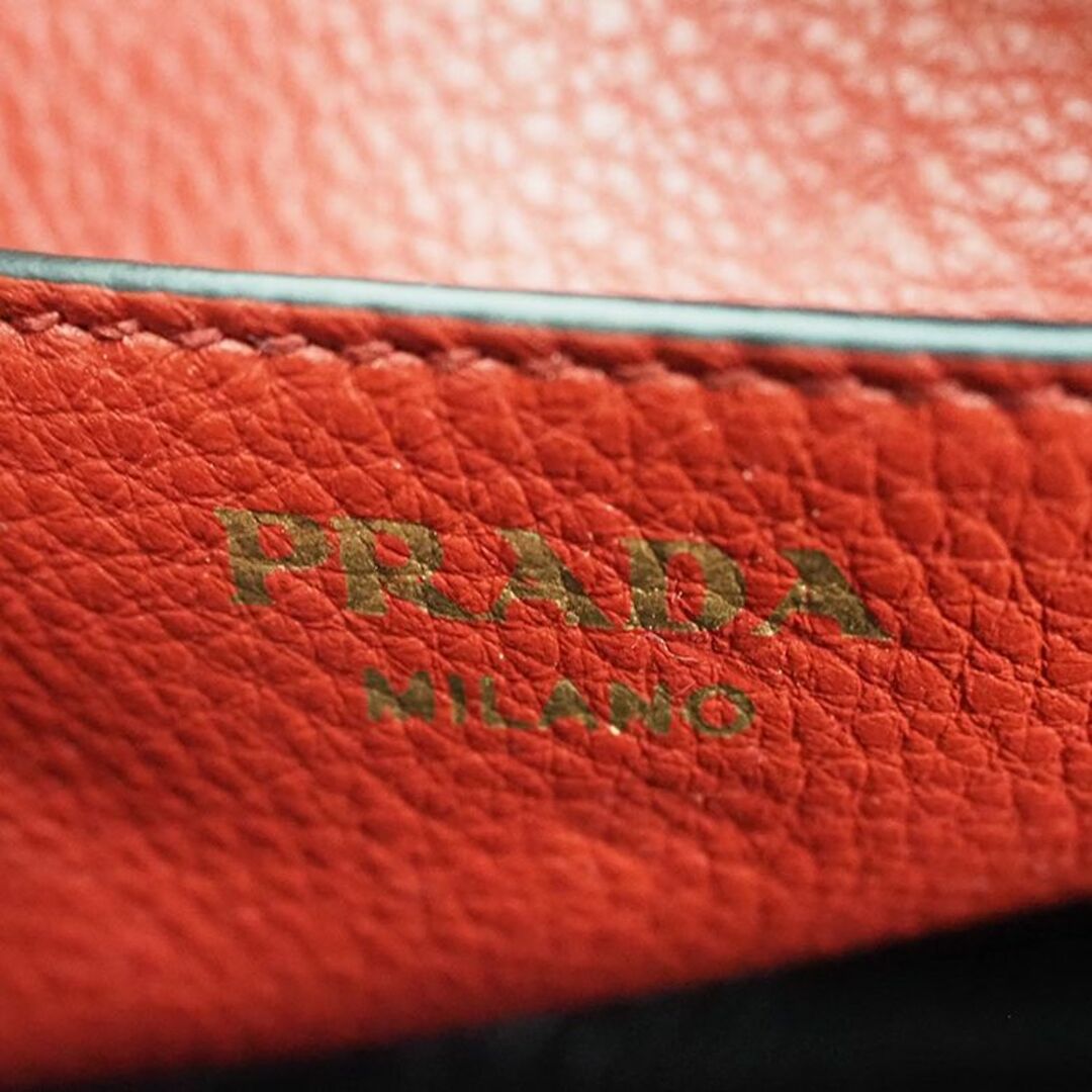 PRADA(プラダ)の プラダ レザー ショルダーバッグ 1BH130 2WAYクラッチバッグ レッド レディース ポシェット 小さい ドーム型 長財布不可 PRADA【未使用品】 レディースのバッグ(ショルダーバッグ)の商品写真