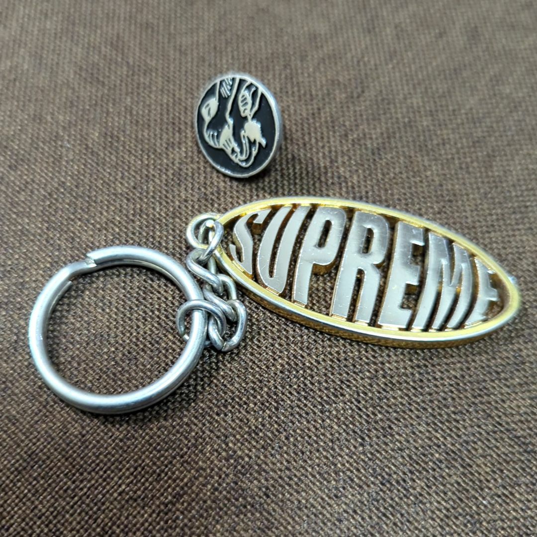Supreme Oval Logo Keychain + Molotov Pin | フリマアプリ ラクマ