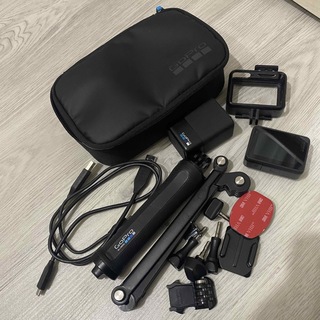 ゴープロ(GoPro)のGoPro HERO7 Black 付属品付き バッテリー 充電器 自撮り棒(コンパクトデジタルカメラ)