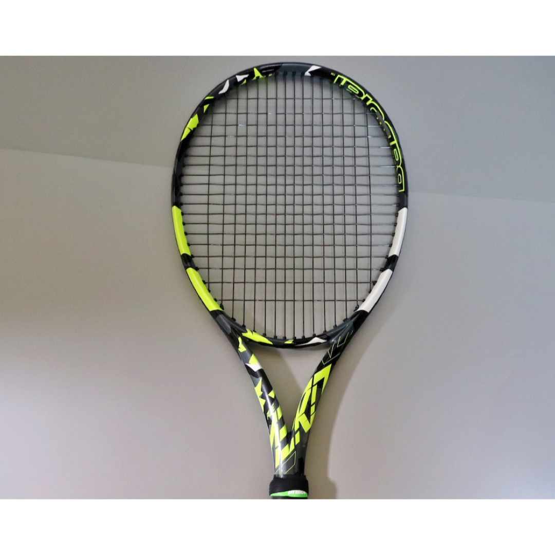 Babolat(バボラ)の【美品】ピュアアエロ2022（現行モデル） スポーツ/アウトドアのテニス(ラケット)の商品写真