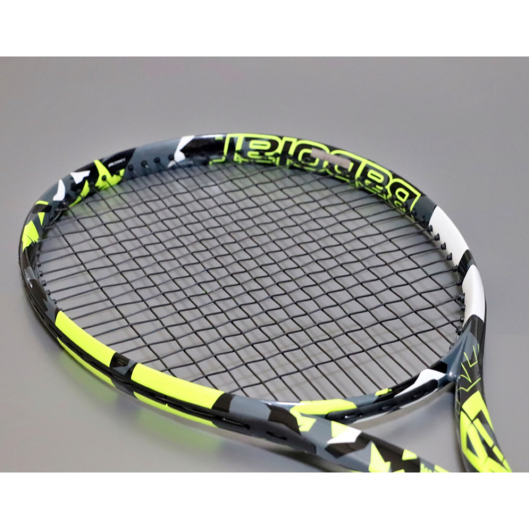 Babolat(バボラ)の【美品】ピュアアエロ2022（現行モデル） スポーツ/アウトドアのテニス(ラケット)の商品写真