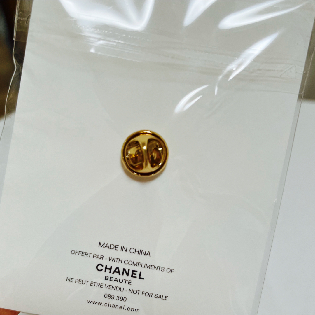 CHANEL ノベルティ ピンバッジ