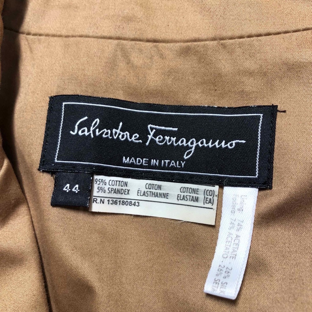 Salvatore Ferragamo(サルヴァトーレフェラガモ)のサルヴァトーレフェラガモのベージュのジャケット44 レディースのジャケット/アウター(テーラードジャケット)の商品写真