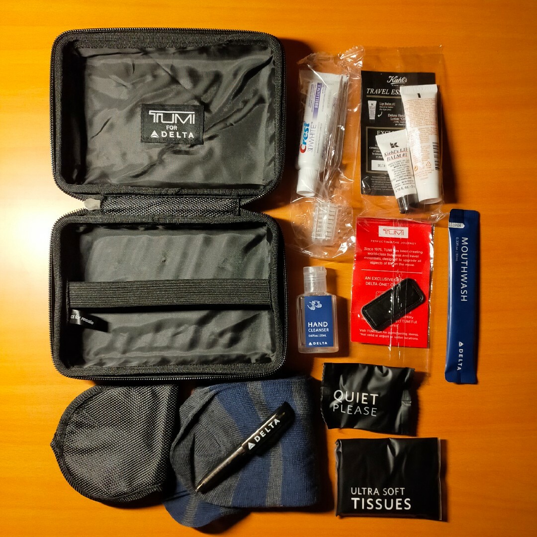 TUMI デルタ航空 ビジネスクラス アメニティーキット ハードケース シルバー