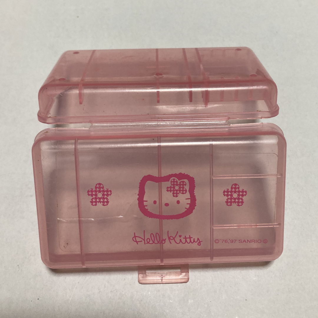 サンリオ(サンリオ)の平成レトロ　Hello kitty 1997年製　ミニサイズ　プラスチックケース エンタメ/ホビーのおもちゃ/ぬいぐるみ(キャラクターグッズ)の商品写真