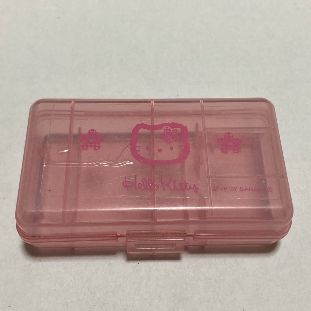 サンリオ(サンリオ)の平成レトロ　Hello kitty 1997年製　ミニサイズ　プラスチックケース エンタメ/ホビーのおもちゃ/ぬいぐるみ(キャラクターグッズ)の商品写真