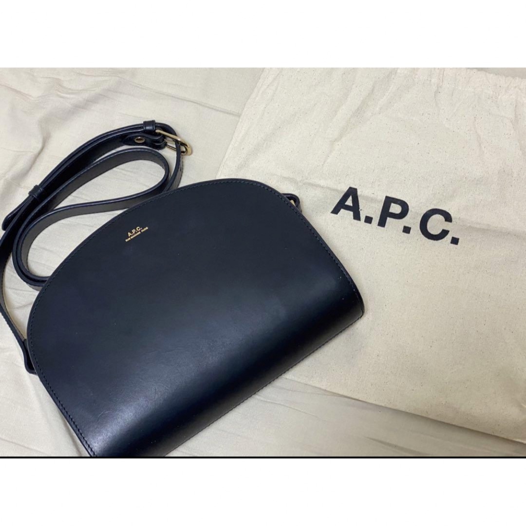 A.P.C(アーペーセー)の美品☆A.P.C アーペーセー☆ハーフムーン スムースレザーバッグ 黒 レディースのバッグ(ショルダーバッグ)の商品写真