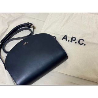 アーペーセー(A.P.C)の美品☆A.P.C アーペーセー☆ハーフムーン スムースレザーバッグ 黒(ショルダーバッグ)