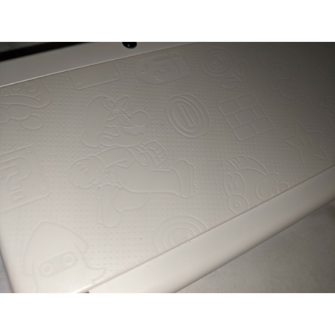 ニンテンドー3DS(ニンテンドー3DS)の【美品】Nintendo 3DS マリオメーカー付き ホワイト マリオ柄 エンタメ/ホビーのゲームソフト/ゲーム機本体(携帯用ゲーム機本体)の商品写真