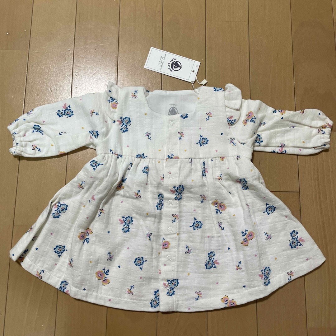 PETIT BATEAU(プチバトー)のプチバトー 花柄トップス 新品 キッズ/ベビー/マタニティのキッズ服女の子用(90cm~)(ワンピース)の商品写真