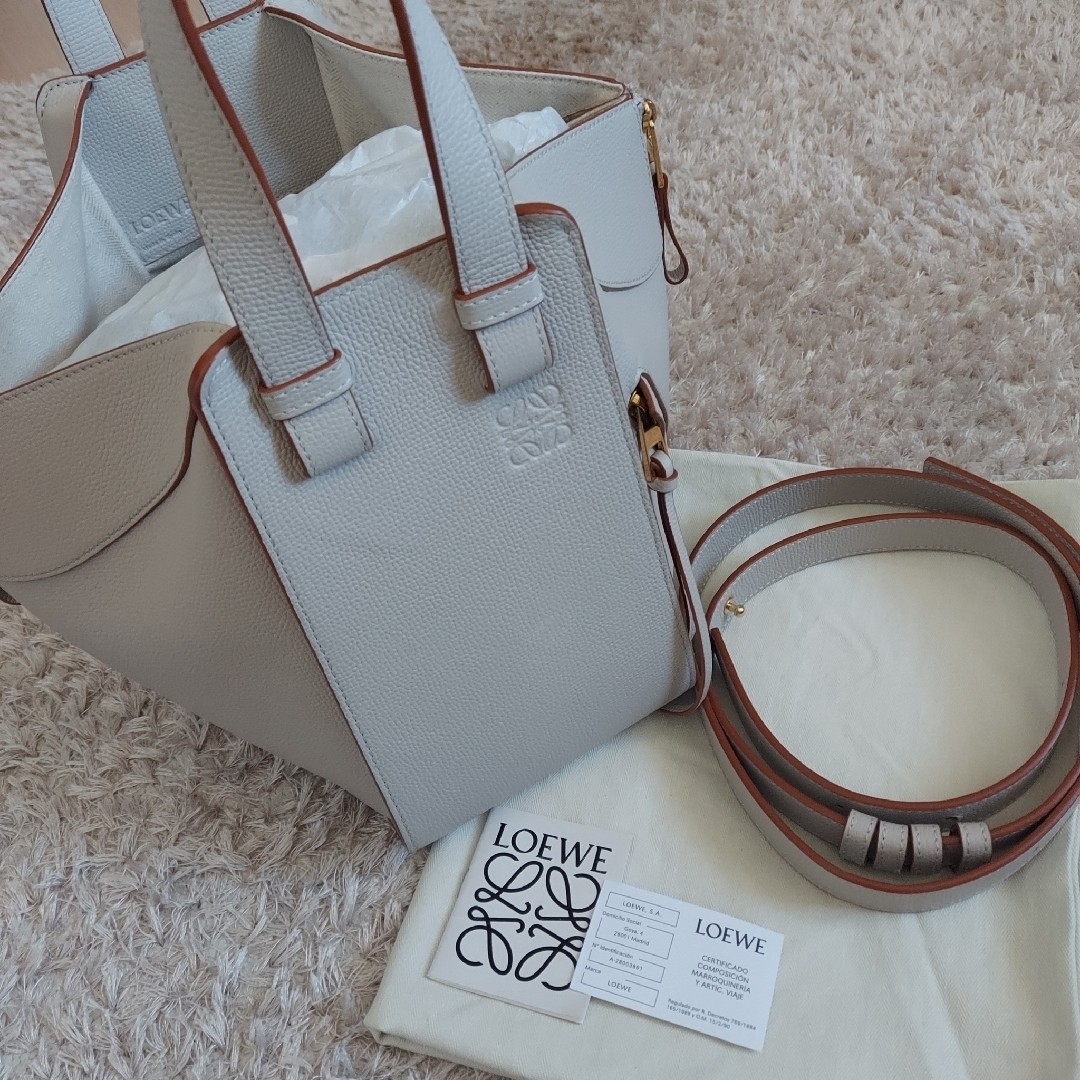 LOEWE(ロエベ)のロエベ　ハンモックスモール　ライトゴースト レディースのバッグ(ショルダーバッグ)の商品写真