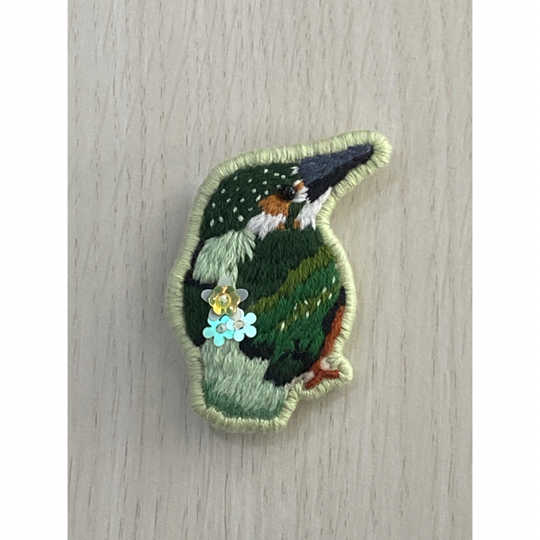 鳥の刺繍ブローチ ハンドメイド ハンドメイドのアクセサリー(コサージュ/ブローチ)の商品写真