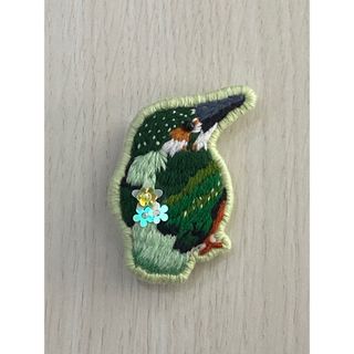 鳥の刺繍ブローチ ハンドメイド(コサージュ/ブローチ)