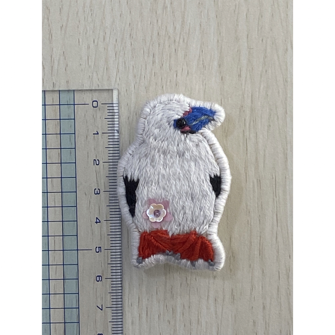 鳥刺繍ブローチ ハンドメイド ハンドメイドのアクセサリー(コサージュ/ブローチ)の商品写真