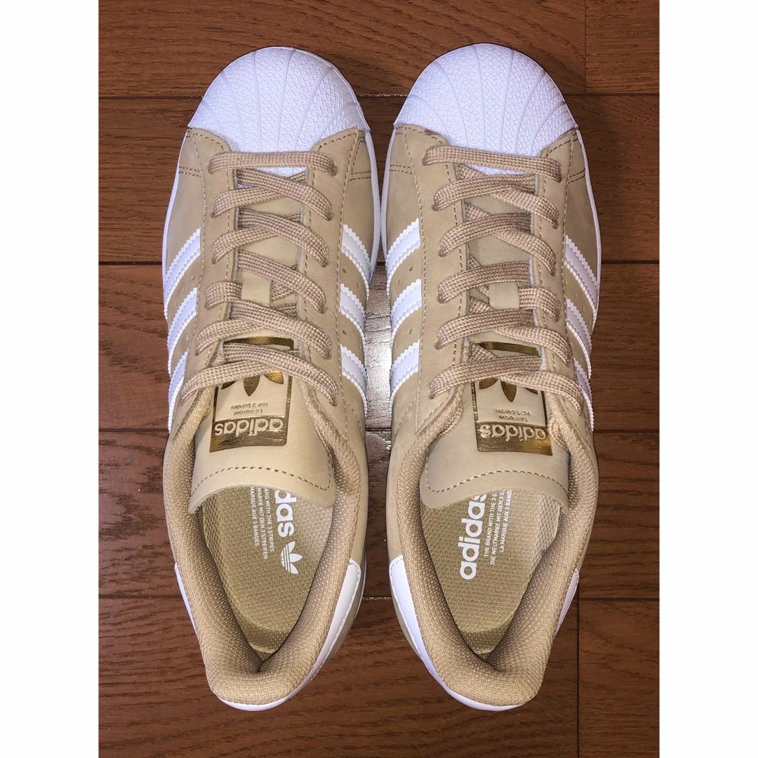 adidas(アディダス)の23.5cm 美品 adidas SUPER STAR ヌバック ベージュ 金 レディースの靴/シューズ(スニーカー)の商品写真