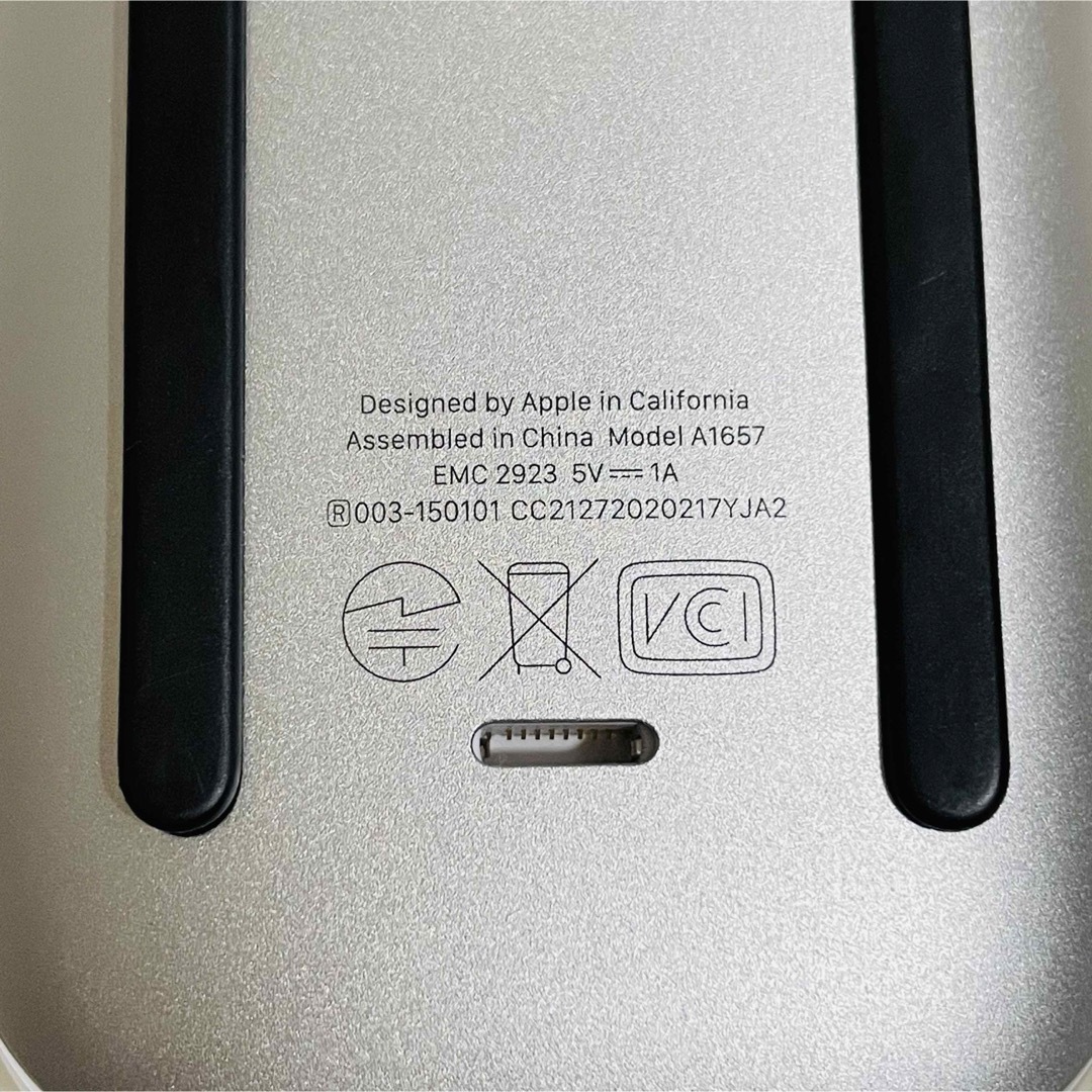 Mac (Apple)(マック)の【新品同様品】Apple Magic Mouse MK2E3J/A スマホ/家電/カメラのPC/タブレット(PC周辺機器)の商品写真