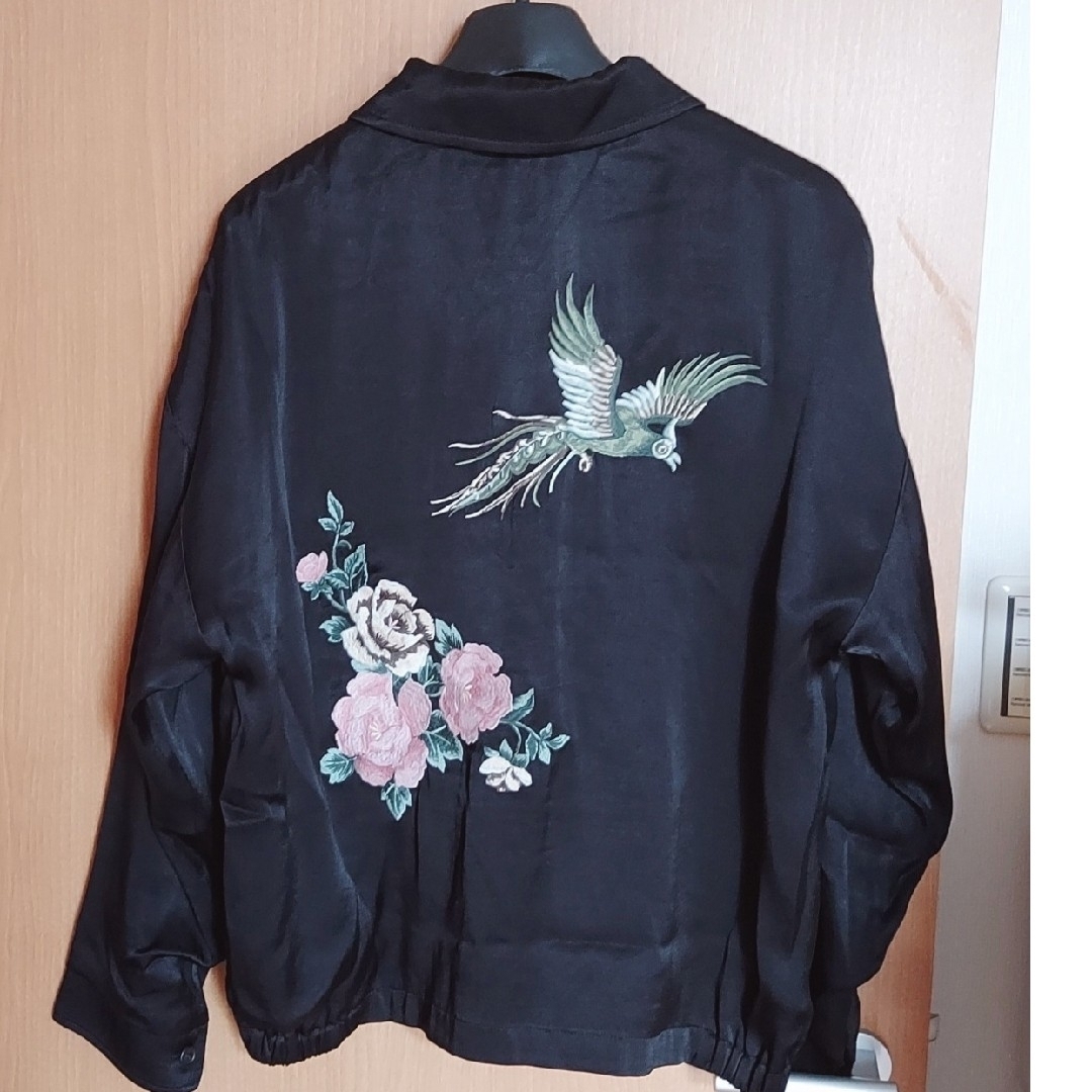 JEANASIS(ジーナシス)の新品 ジーナシス ジップアップ ブルゾン 刺繍 花柄 不死鳥（黒） レディースのジャケット/アウター(ブルゾン)の商品写真