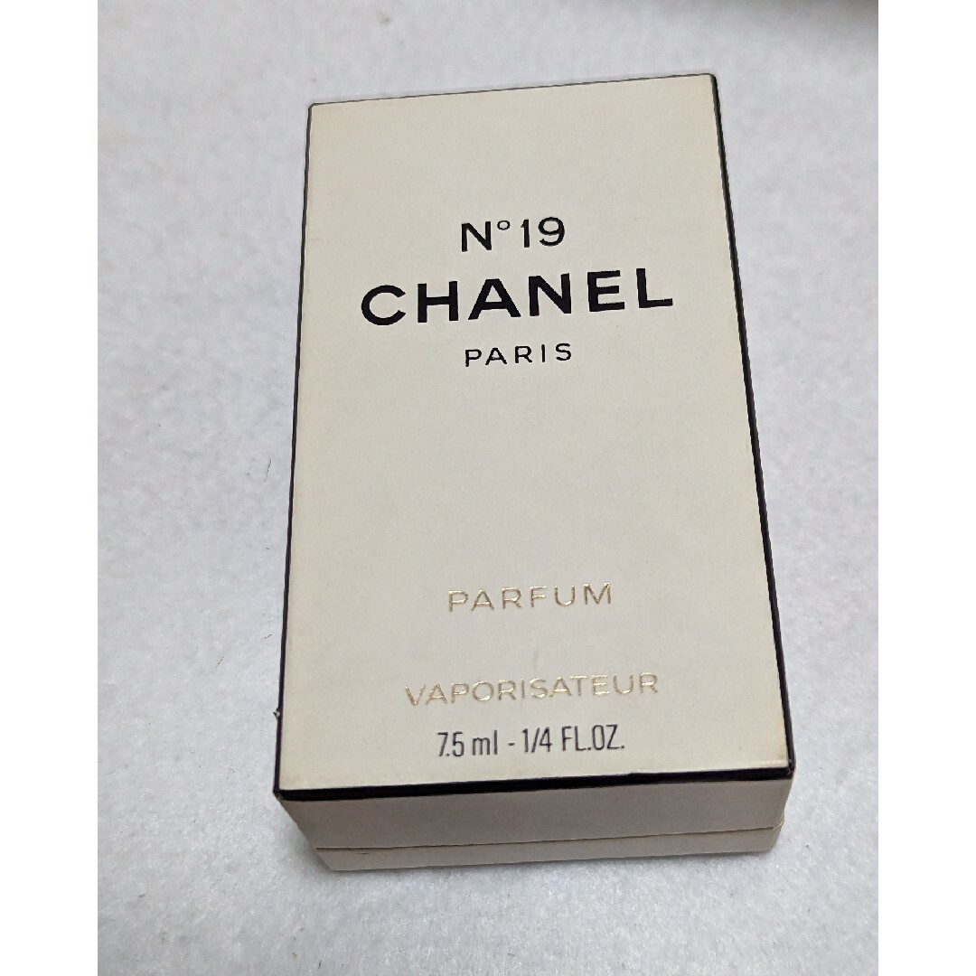 CHANEL(シャネル)のシャネルN°19パルファムヴァポリザター7.5ml コスメ/美容のコスメ/美容 その他(その他)の商品写真