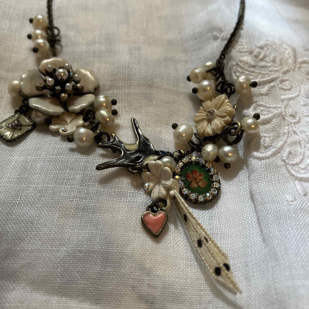 Les Nereides(レネレイド)の最終価格　レネレイド　燕とお花のネックレスと、郵便を咥えた燕のリング　セット レディースのアクセサリー(ネックレス)の商品写真