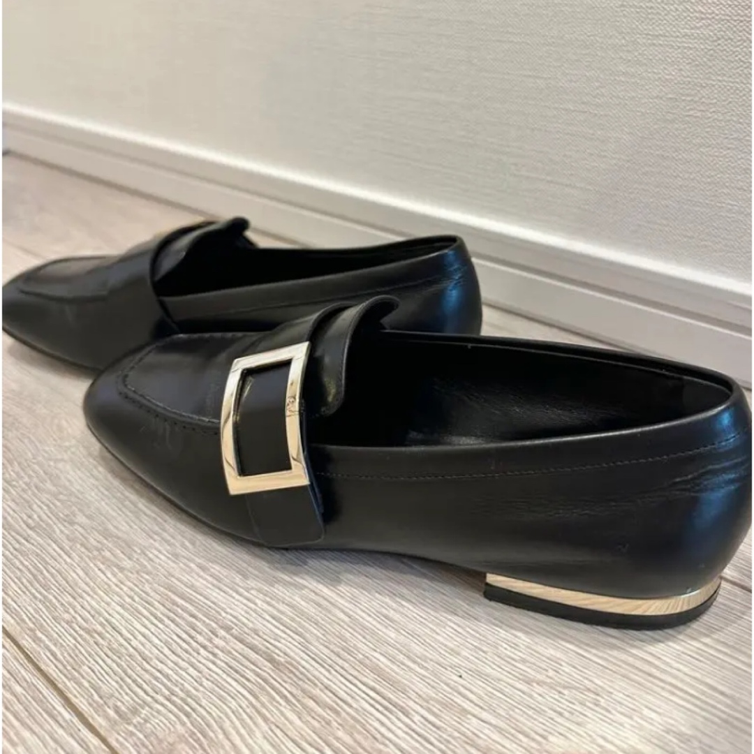 ROGER VIVIER(ロジェヴィヴィエ)の【美品】ロジェヴィヴィエ　34 1/2サイズゴールド金具ローファー レディースの靴/シューズ(ローファー/革靴)の商品写真