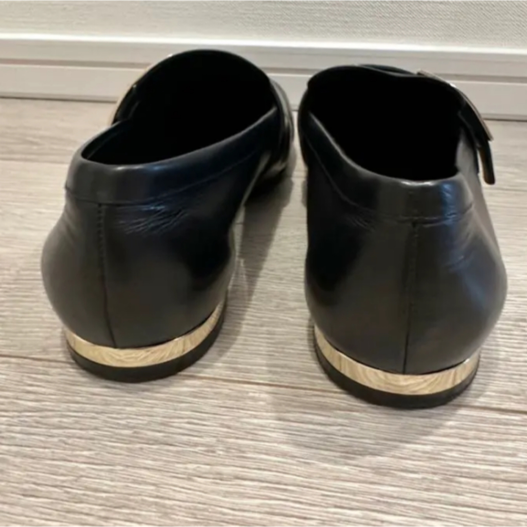 ROGER VIVIER(ロジェヴィヴィエ)の【美品】ロジェヴィヴィエ　34 1/2サイズゴールド金具ローファー レディースの靴/シューズ(ローファー/革靴)の商品写真