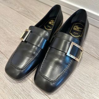 ロジェヴィヴィエ(ROGER VIVIER)の【美品】ロジェヴィヴィエ　34 1/2サイズゴールド金具ローファー(ローファー/革靴)