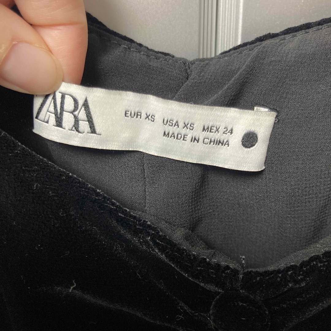 ZARA(ザラ)のZARA トップス　ギャザー　半袖　ブラック　黒 レディースのトップス(カットソー(半袖/袖なし))の商品写真