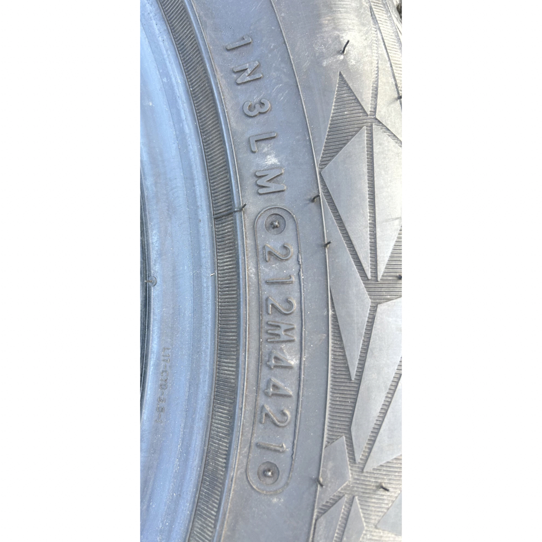 TOYO TIRES 215/55R17 21年製　スタッドレスタイヤ