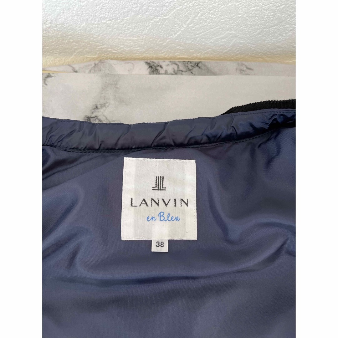 LANVIN en Bleu(ランバンオンブルー)のランバンオンブルー  大人気ペプラムダウン　ネイビー38 超美品 レディースのジャケット/アウター(ダウンコート)の商品写真