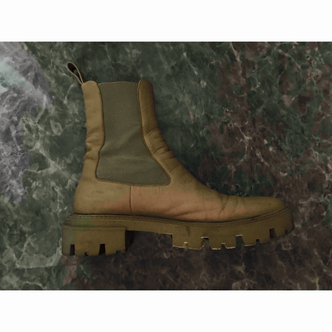 ZARA(ザラ)のZARA ザラ サイドゴアブーツ ベージュ レディースの靴/シューズ(ブーツ)の商品写真