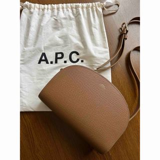 アーペーセー(A.P.C)の☆APC ハーフムーン　マロングラッセ　☆(ショルダーバッグ)