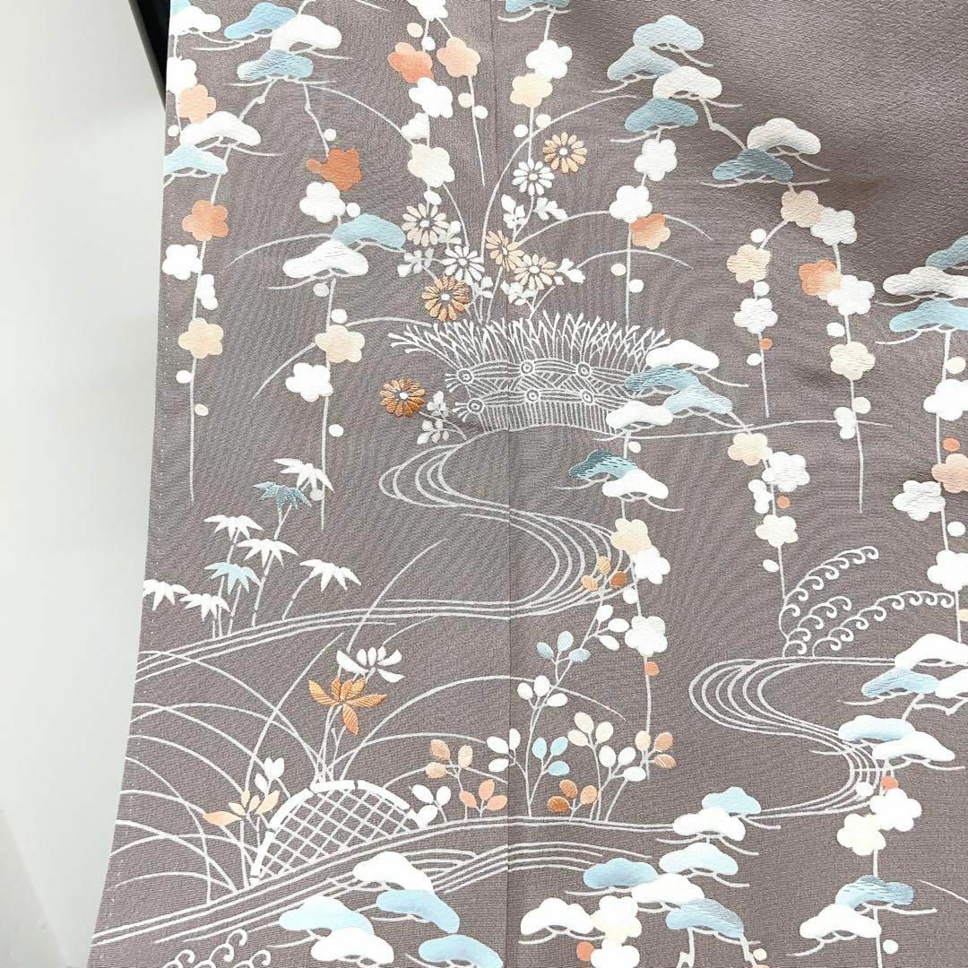 松や梅、萩が描かれ刺繍された訪問着　着物