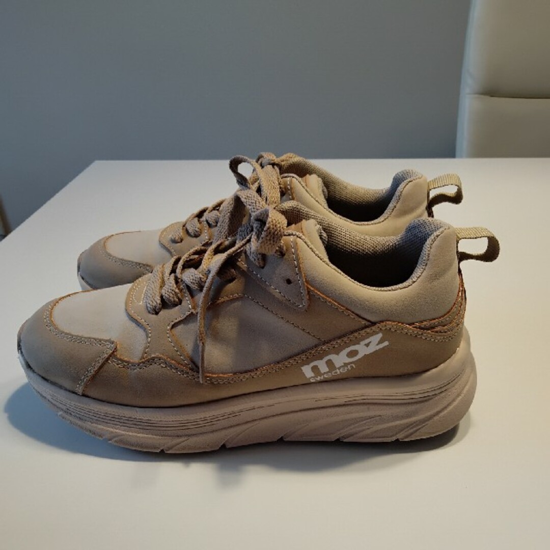 moz(モズ)のMOZ スニーカー　ベージュ レディースの靴/シューズ(スニーカー)の商品写真