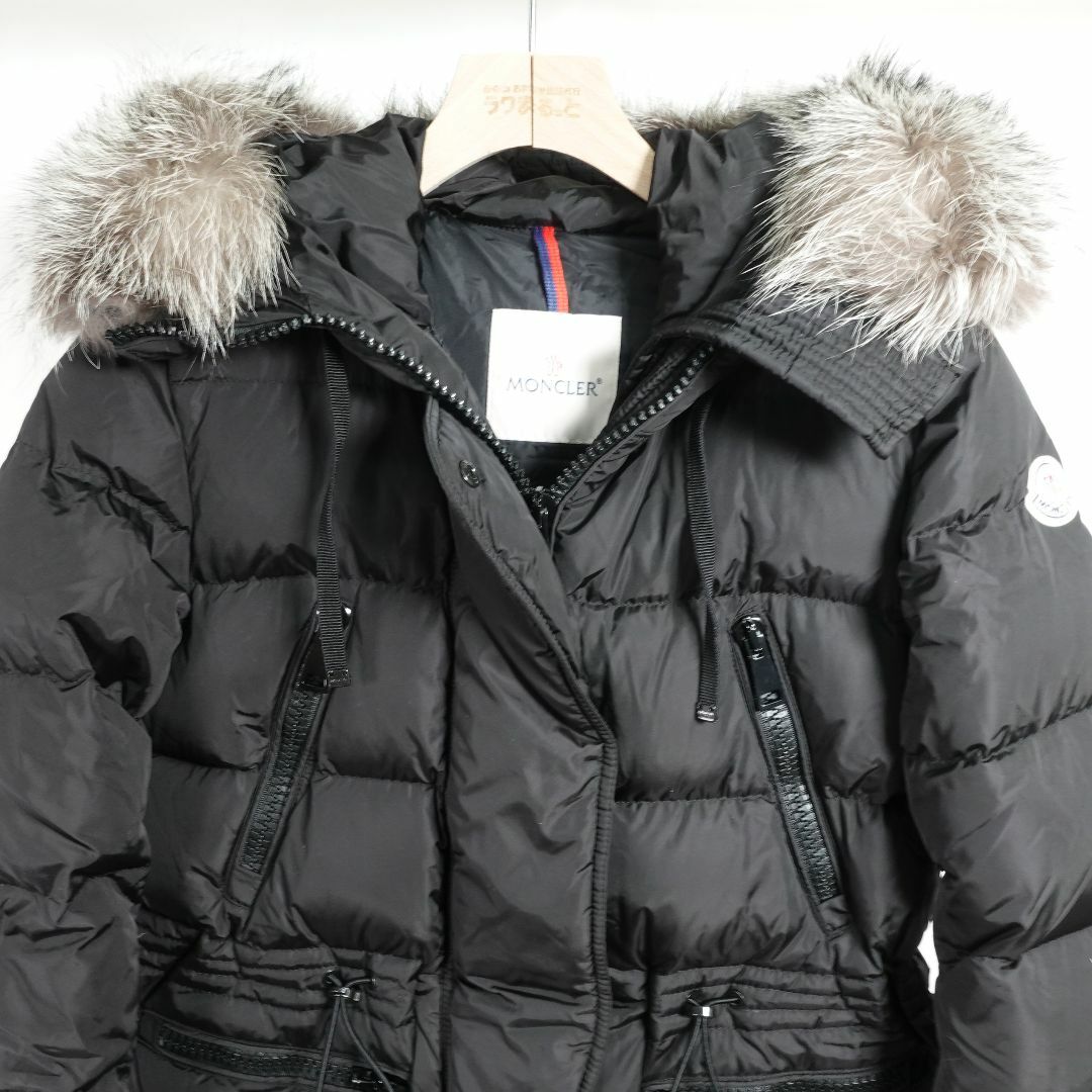 MONCLER(モンクレール)のMONCLER コート　モンクレー　リアルファー　0 レディースのジャケット/アウター(毛皮/ファーコート)の商品写真