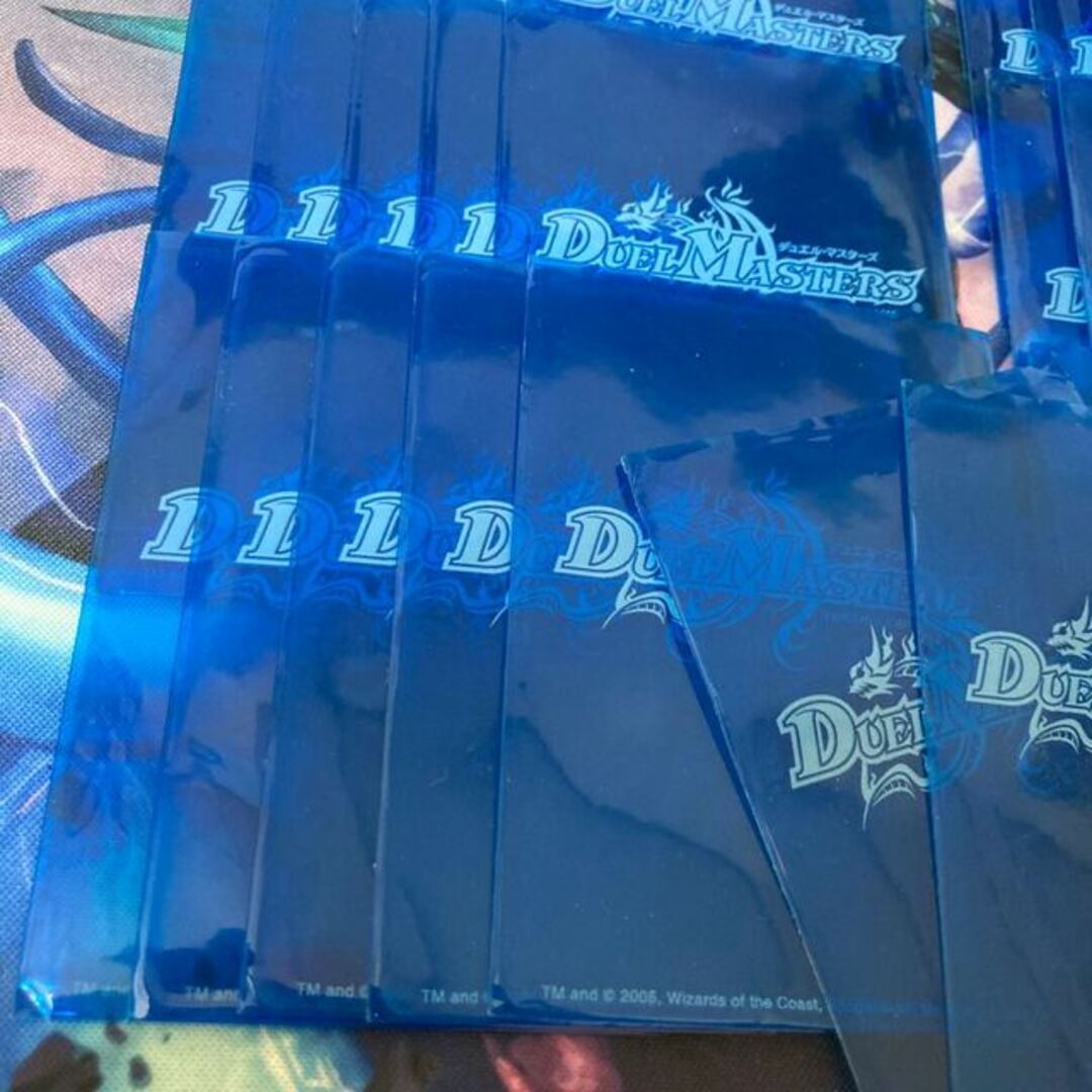 デュエルマスターズ(デュエルマスターズ)の旧公式スリーブ 青 スケルトン 42枚 エンタメ/ホビーのトレーディングカード(シングルカード)の商品写真