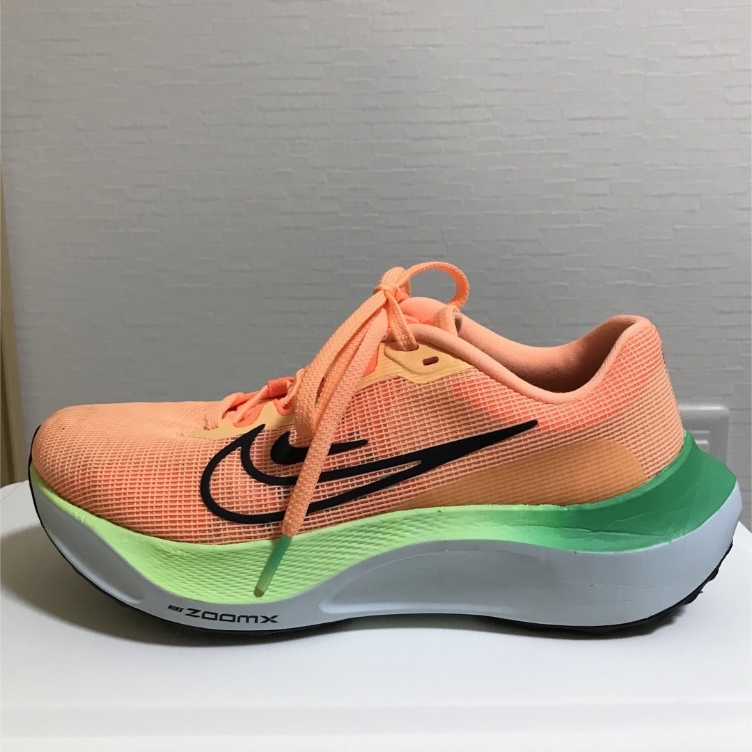 NIKE(ナイキ)のナイキウィメンズズームフライ5 ランニングシューズ レディースの靴/シューズ(スニーカー)の商品写真