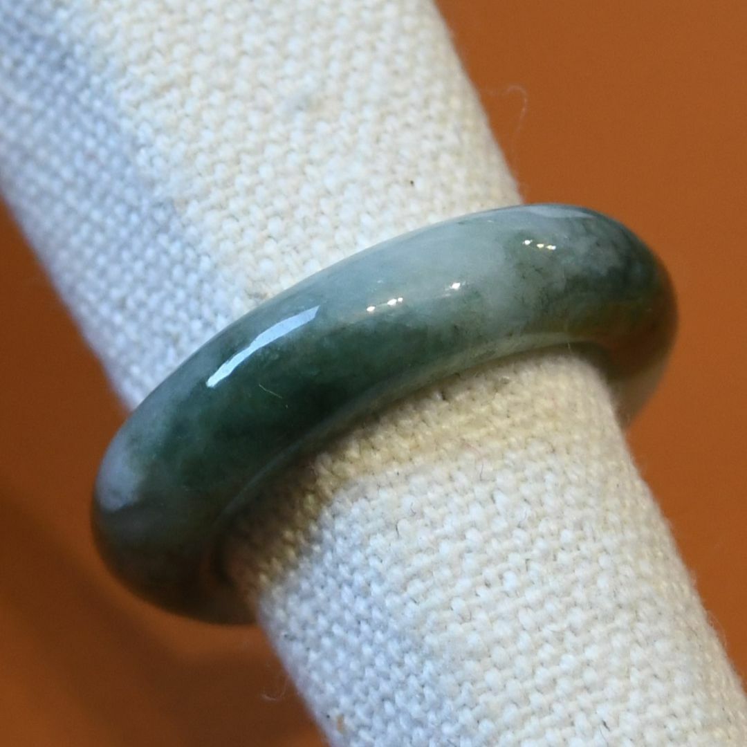 J1032　ヒスイ　翡翠　リング　指輪　18.5号　ミャンマー　ジェイド　ジェダ レディースのアクセサリー(リング(指輪))の商品写真