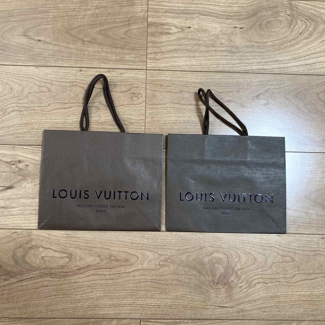 LOUIS VUITTON(ルイヴィトン)のルイ・ヴィトン（LOUIS VUITTON）ショップ紙袋2点セット レディースのバッグ(ショップ袋)の商品写真