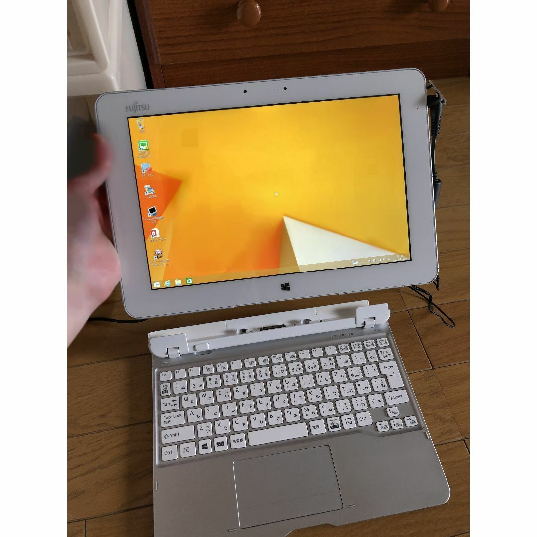 富士通(フジツウ)のタブレットPC 富士通 ARROWS Tab Q584/H スマホ/家電/カメラのPC/タブレット(タブレット)の商品写真