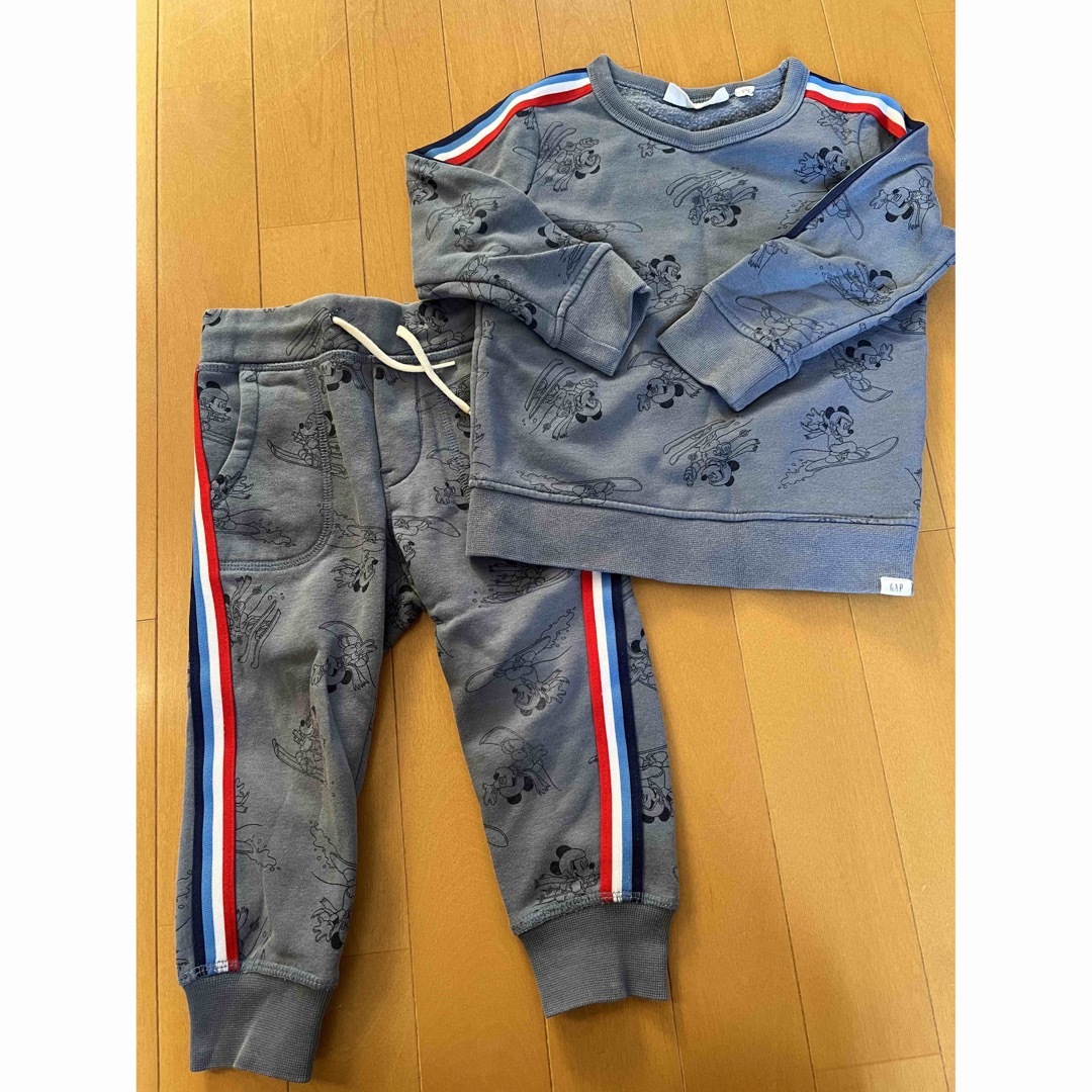 babyGAP(ベビーギャップ)のギャップ GAP ミッキースウェット上下セット　100サイズ キッズ/ベビー/マタニティのキッズ服男の子用(90cm~)(Tシャツ/カットソー)の商品写真