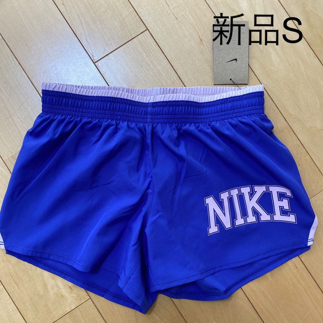 NIKE(ナイキ)の新品　ナイキ　ランニングパンツ　ショートパンツ　S  レディース スポーツ/アウトドアのランニング(ウェア)の商品写真