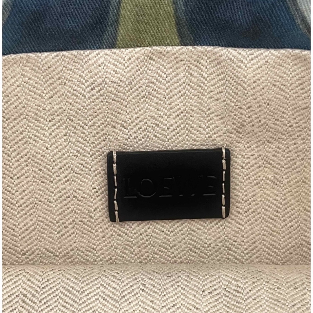 LOEWE(ロエベ)のLOEWE draw string pouch green レディースのファッション小物(ポーチ)の商品写真