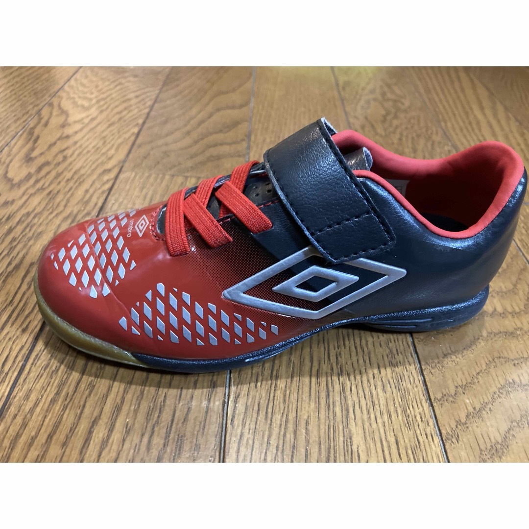 UMBRO(アンブロ)のumbro 室内用　トレーニングシューズ 17cm スポーツ/アウトドアのサッカー/フットサル(シューズ)の商品写真